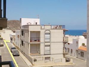 un edificio en una calle con el océano en el fondo en Casa Paqui, en Carboneras