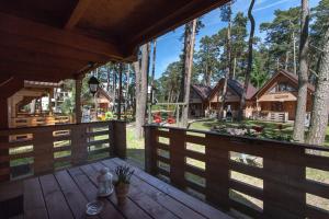 ポビエロボにあるSosnowa Mila - domy i apartamentyの森の家の出口