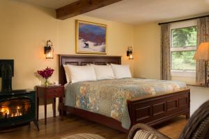 a bedroom with a bed and a fireplace and a fire place at Sugar Hill Inn in Sugar Hill +37 photos