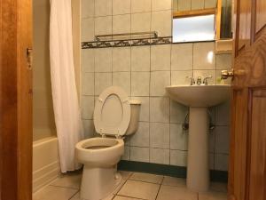 La salle de bains est pourvue de toilettes et d'un lavabo. dans l'établissement Capri Motel, à North Dartmouth