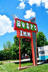 un panneau d'auberge redogan devant une remorque dans l'établissement Retro Inn at Mesa Verde, à Cortez