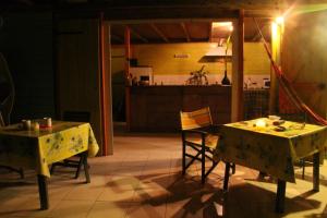 - deux tables et des chaises dans une chambre avec cuisine dans l'établissement Gites "An-TIKAZ-La", à Trois-Rivières