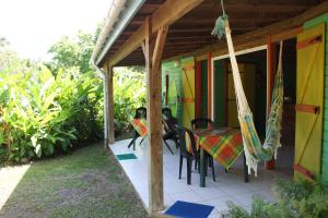 une terrasse couverte d'une maison avec une table et des chaises dans l'établissement Gites "An-TIKAZ-La", à Trois-Rivières