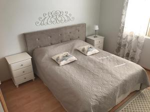 een slaapkamer met een bed met 2 kussens erop bij Ranua Lapland Apartment in Ranua