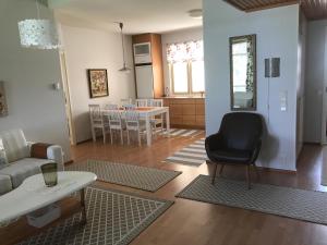 un soggiorno con divano e tavolo di Ranua Lapland Apartment a Ranua