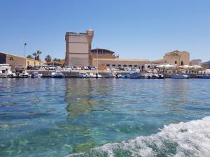 une masse d'eau avec des bateaux dans un port de plaisance dans l'établissement Ai Tre Scalini da Maria, à Valderice