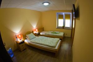 Posteľ alebo postele v izbe v ubytovaní Hostel Filip