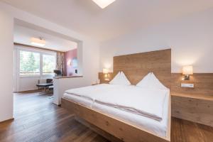 Łóżko lub łóżka w pokoju w obiekcie Hotel Leonhard