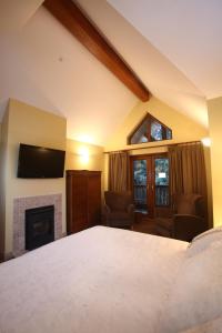 Tempat tidur dalam kamar di Whistler Alpine Chalet Retreat & Wellness