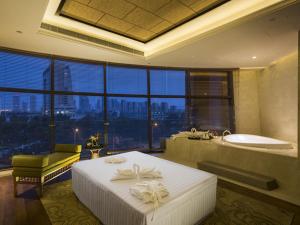 Postel nebo postele na pokoji v ubytování Kunshan Jinling Hotel