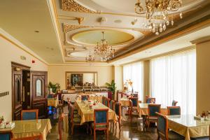 Majoituspaikan La Rosa Hotel Oman ravintola tai vastaava paikka