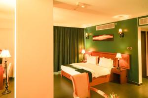 Ένα ή περισσότερα κρεβάτια σε δωμάτιο στο La Rosa Hotel By Brother International