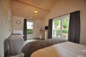 Postel nebo postele na pokoji v ubytování B&B Knotwilgenhoeve
