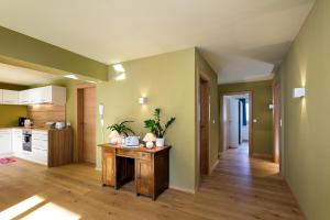 eine Küche mit grünen Wänden und einem Holztisch in der Unterkunft Ferienraum Pfunds in Pfunds
