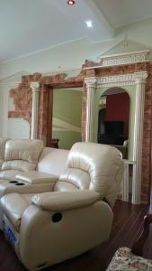 sala de estar con sofá blanco y chimenea en Atgiris, en Palanga