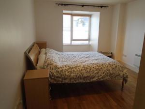 a bedroom with a bed and a window at Kinsale Centre Apartment in Kinsale