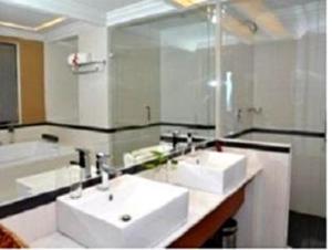 Vannituba majutusasutuses Abadi Suite Hotel & Tower