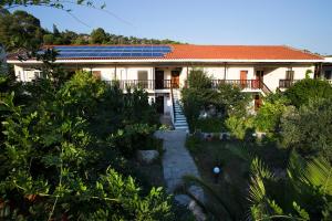 una casa con paneles solares en el techo en Spathies, en Kalogria