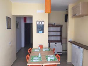 uma cozinha com mesa e cadeiras num quarto em Le Quattro Stagioni em Teano