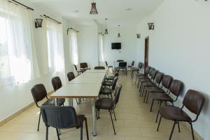 BoghişにあるCasa Albă -Fehér Házの会議室(長いテーブルと椅子付)