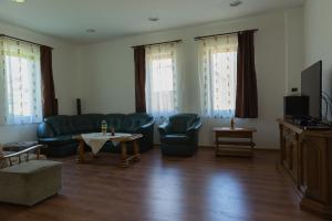 BoghişにあるCasa Albă -Fehér Házのリビングルーム(ソファ、椅子、テーブル付)