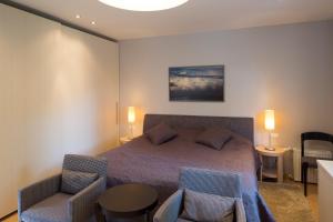 Un pat sau paturi într-o cameră la Vienibas prospekts 6