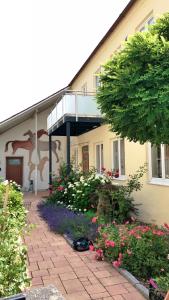 ein Gebäude mit einem Gehweg und Blumen davor in der Unterkunft Alte Post in Bad Griesbach