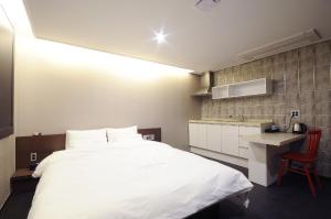 Queens Hotel Seomyeon Busan房間的床