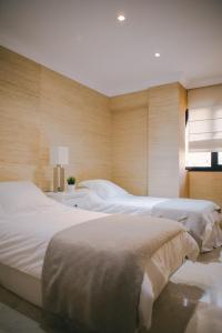 サンタクルス・デ・テネリフェにあるVista Paraíso - Doctor Trujilloのベッドルーム1室(ベッド2台、窓付)