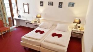 Een bed of bedden in een kamer bij Hotel de Kroon