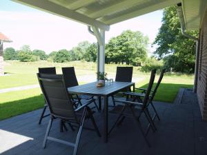 una mesa negra y sillas en un patio en Kleine Brise en Oberlangen