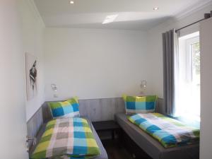 1 dormitorio con 2 camas y ventana en Kleine Brise, en Oberlangen