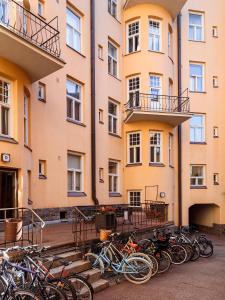 un montón de bicicletas estacionadas frente a un edificio en Artist Apartment Susi, en Helsinki