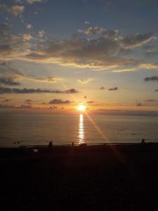 puesta de sol en la playa con puesta de sol en Hotel Lika, en Batumi