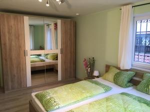 Un dormitorio con una cama y un espejo grande. en Apartment Royal Bavaria, en Füssen