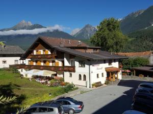 un grande edificio con auto parcheggiate di fronte di Gasthof Seewald a Tarrenz