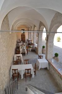 un restaurante con mesas y sillas en un edificio en Agriturismo Montecorona, en Umbertide