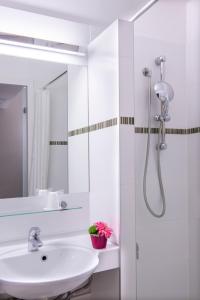B&B HOTEL La Rochelle Centre的一间浴室