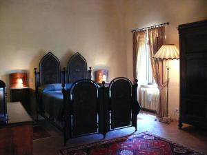 a bedroom with a bed and a lamp and a window at Le querce felici in Montegabbione