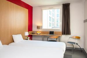 B&B HOTEL La Rochelle Centre客房内的一张或多张床位