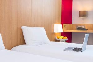 B&B HOTEL La Rochelle Centre客房内的一张或多张床位