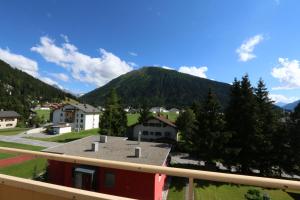 a view of a town with a mountain in the background at Apartment Bünda in Davos