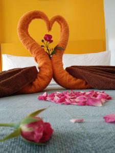 En eller flere senge i et værelse på The Serai Cottage Boutique Hotel