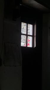 a dark room with a window and a towel at Casa Tia Anica in Monsaraz