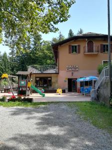 un edificio con un parque infantil delante de él en Baita Carla en Brunate