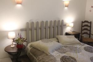 Cama o camas de una habitación en Chambres Aux Bonnes Herbes