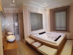 Ett badrum på San Lorenzo - Hotel & SPA