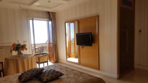 A television and/or entertainment centre at San Lorenzo - Boutique Hotel & SPA