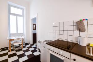 ブダペストにあるChess table - Lovely home on the shopping streetの黒と白のチェッカーフロアのキッチン