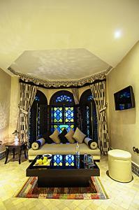TV a/nebo společenská místnost v ubytování Palais Ommeyad Suites & Spa